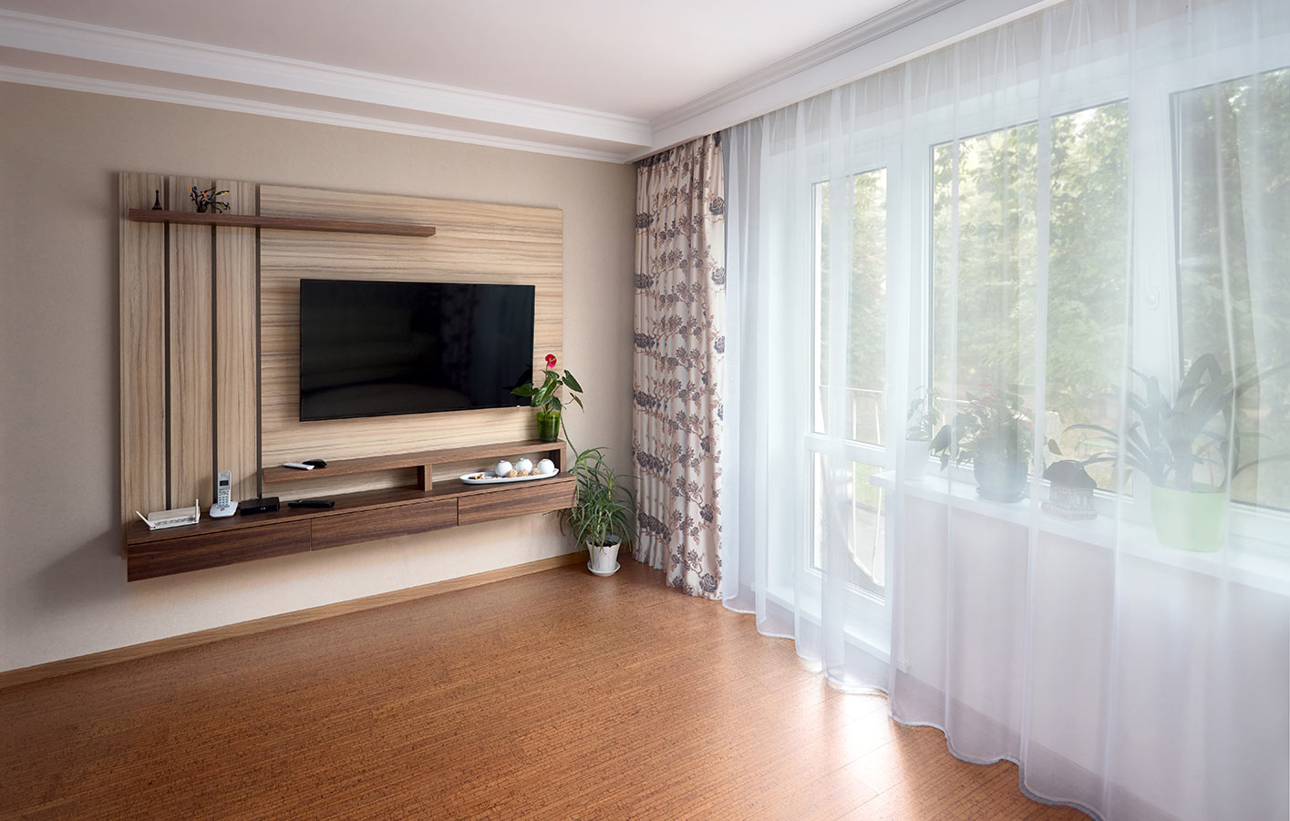 Umweltbewusst: wertige Korkböden für Haus und Wohnung Wohnraum - leer mit Korkboden und TV an der Wand