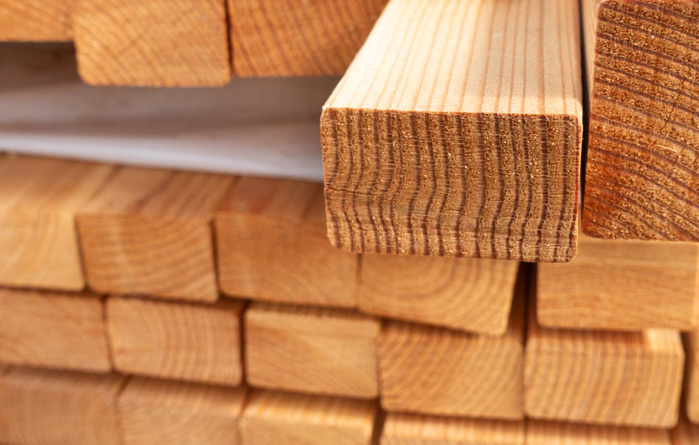 Bauholz - Bauen mit Holz nachhaltig und klimafreundlich Bauholz Stapel Nahaufnahme